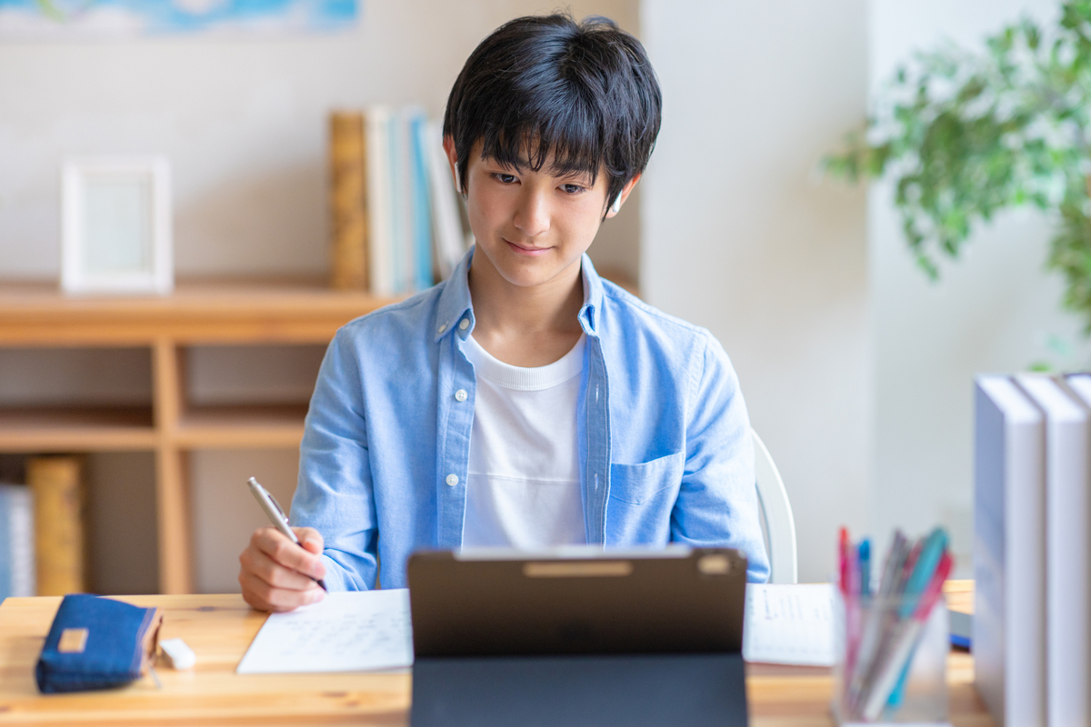タブレットを使って学習する男の子