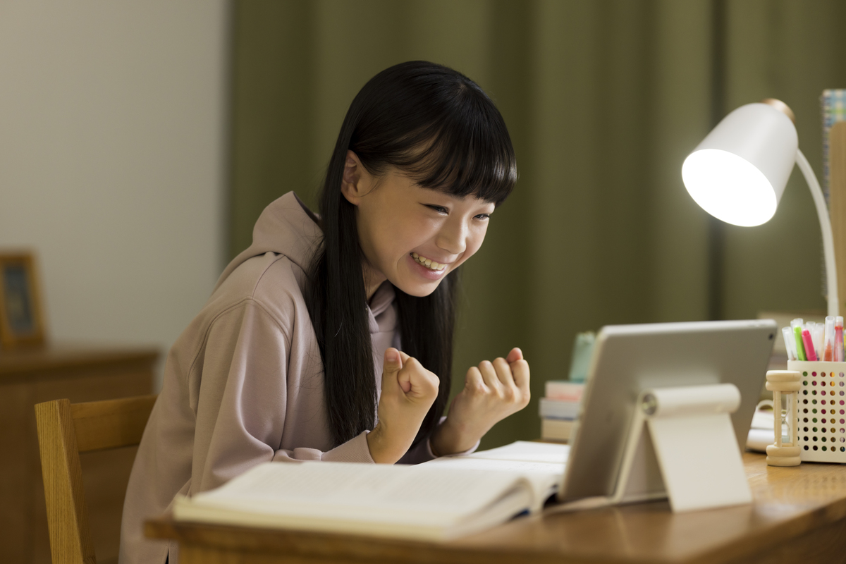タブレットを使って学習する女の子