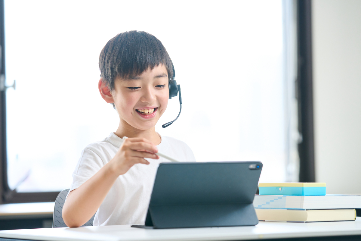 タブレットを使って学習する男の子