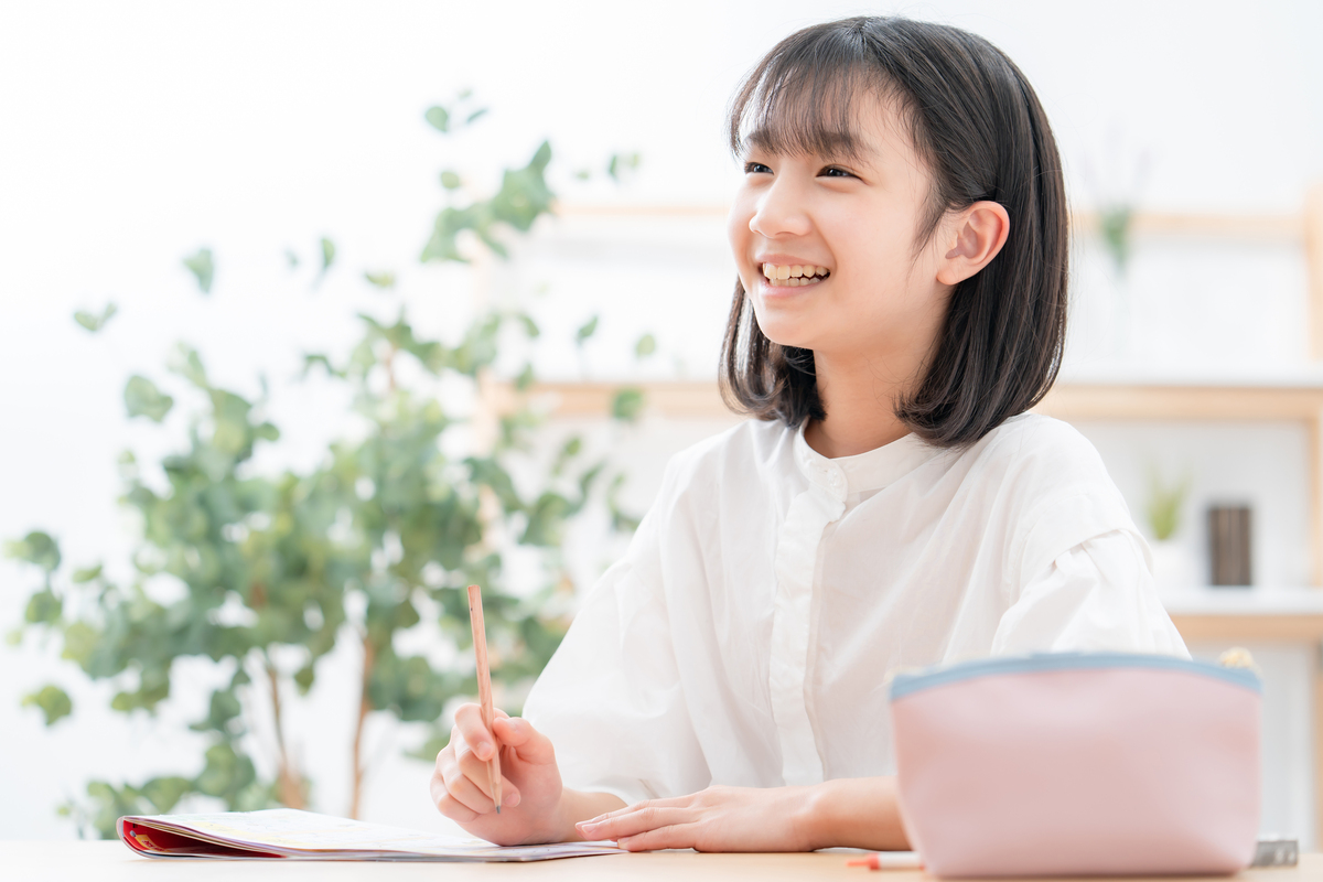 学習する女の子